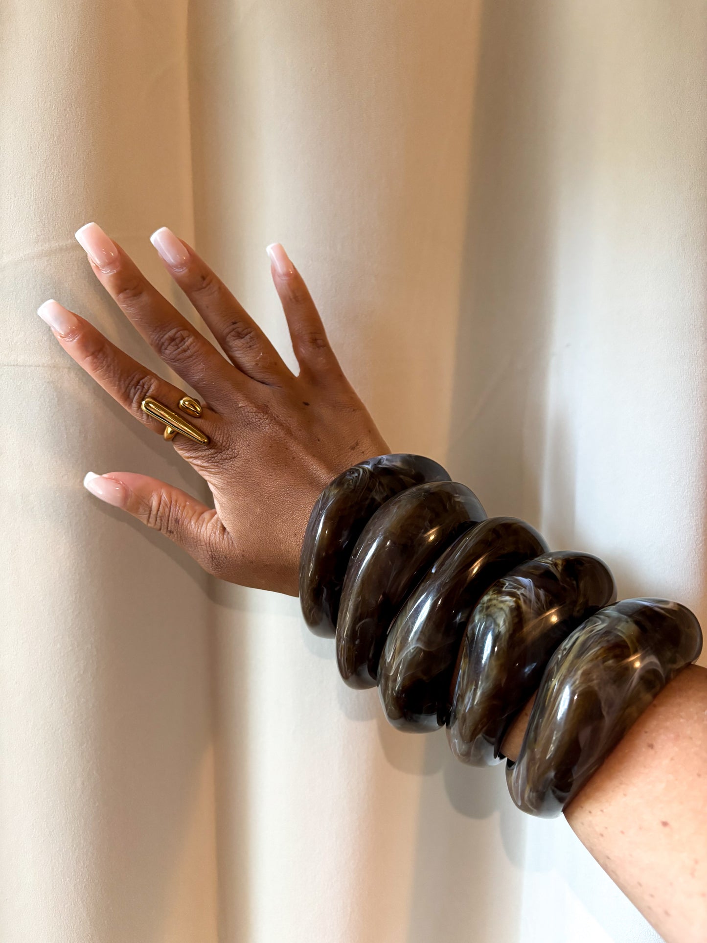 Noir current bangle