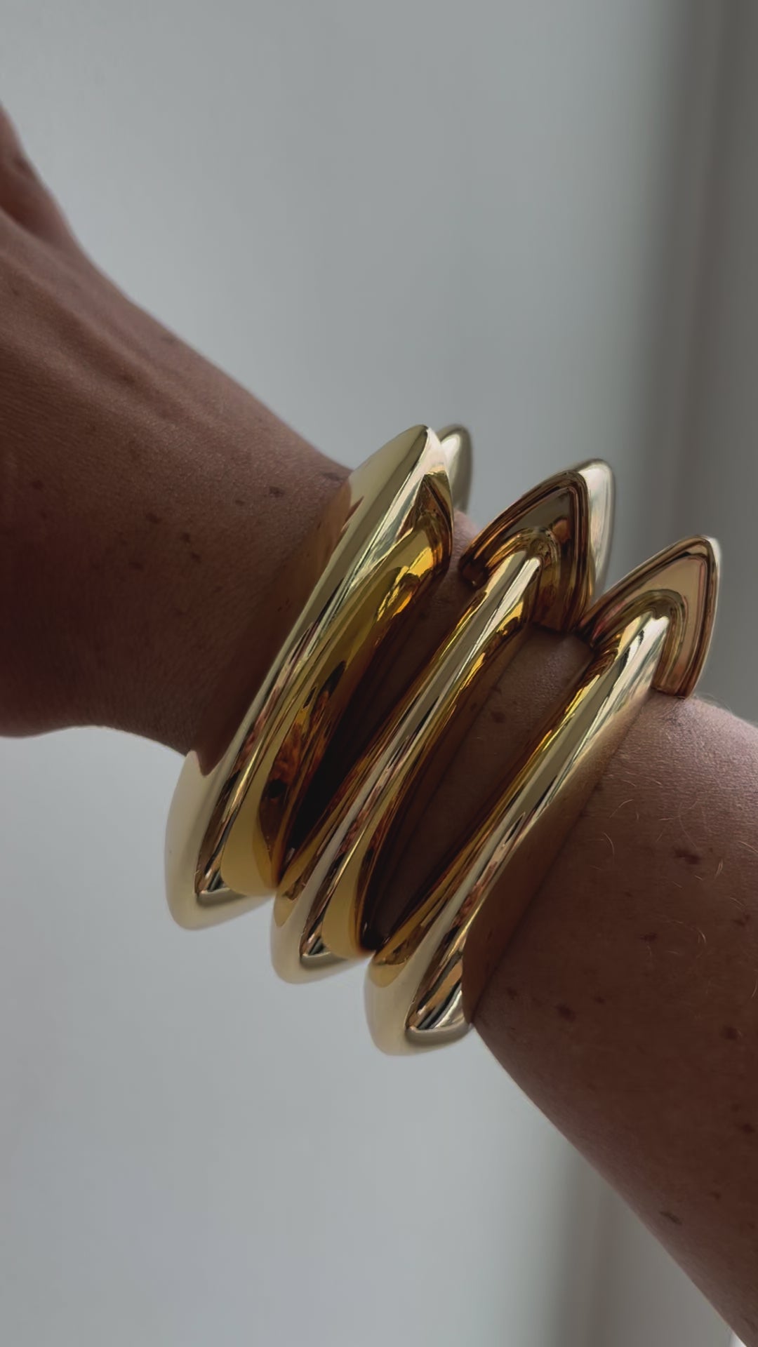 Gold clasp bangle – Rareify02